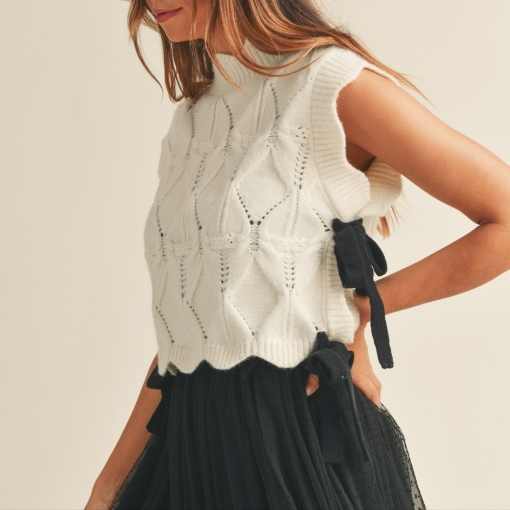 Scallop edges and side tie detail soft sweater vest